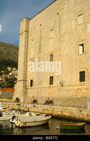 Bateaux dans le vieux port à l'extérieur de la vieille ville de Dubrovnik Croatie Europe Banque D'Images