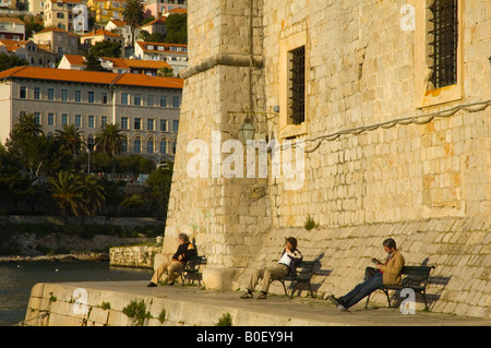 Les gens assis dans le Vieux Port situé en dehors de la vieille ville de Dubrovnik Croatie Europe Banque D'Images