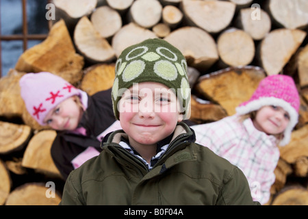 Les enfants posant avec des chapeaux d'hiver sur Banque D'Images