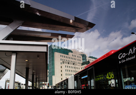 La station de bus et les services de renseignement secret Building London England Banque D'Images