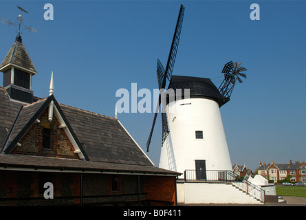 Le moulin et le vieux canot-maison sur la promenade de Lytham Banque D'Images