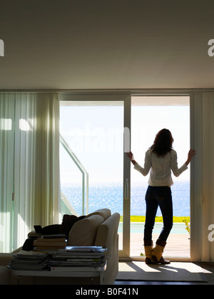 Femme donnant sur la mer Banque D'Images