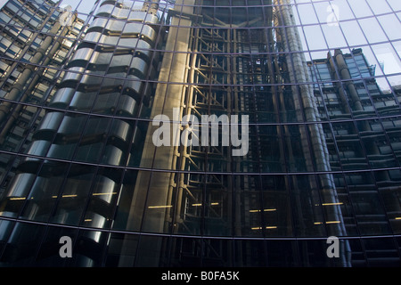 Le bâtiment de la Lloyds reflétée dans les fenêtres de l'Édifice Willis Londres Angleterre Royaume-Uni Banque D'Images