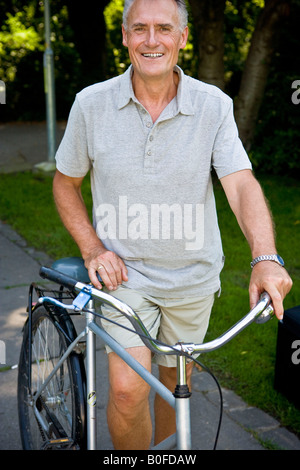 Portrait of man with bike Banque D'Images