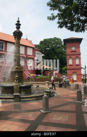 Queen Victoria Memorial Fountain et musée Stadthuys Dutch Square Melaka en Malaisie Avril 2008 Banque D'Images