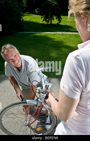 Homme Femme gonflage des pneus de vélo Banque D'Images