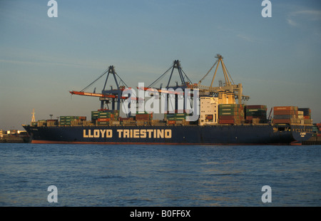 Porte-conteneurs de la compagnie maritime porte-oecean «LT United' au terminal conteneurs Waltershof à Hambourg, Allemagne Banque D'Images