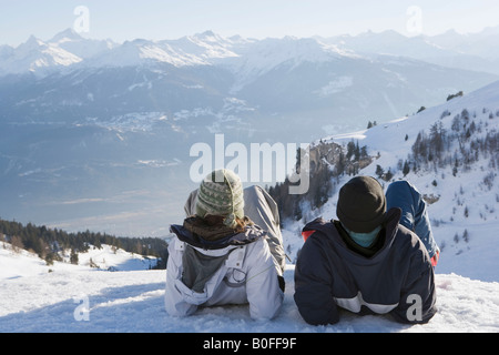 Jeune femme et l'homme looking at view Banque D'Images