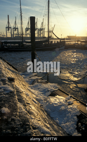 Le Neumuehlen "pier", les navires historiques dans les musées 'port' Oevelgoenne et la glace flottante sur l'Elbe Banque D'Images