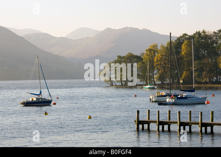 Bateaux à voile sur le lac Ullswater Lake District Angleterre Royaume-Uni Banque D'Images