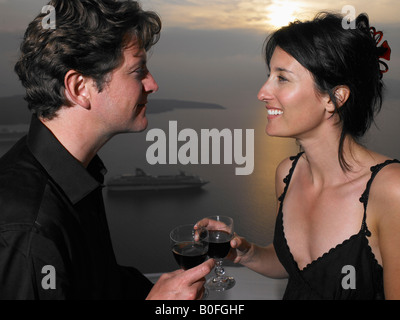 Couple toasting lunettes, vue sur la mer Banque D'Images