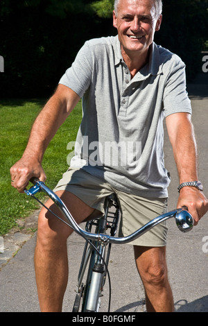 Man on bicycle, portrait Banque D'Images