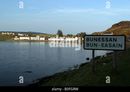 Vue du village de Bunessan Isle of Mull Ecosse avec la ville à la fois en anglais et en gaélique Banque D'Images