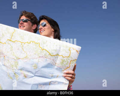 Couple looking at a map Banque D'Images