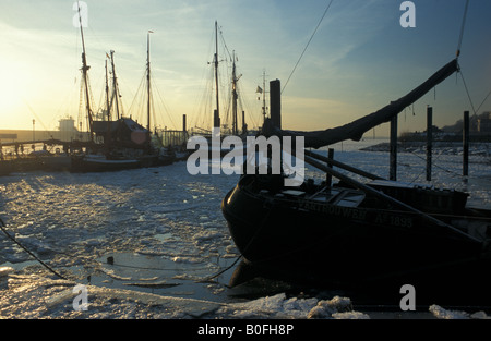 Neumuehlen', 'quai navires historiques dans le musée 'port' Oevelgoenne, glaces flottantes sur l'Elbe Banque D'Images