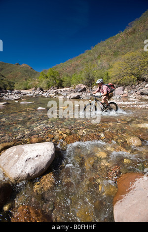 Rachel Schmidt de vtt à Cerro Colorado Batopilas dans la région de Copper Canyon du Mexique Banque D'Images