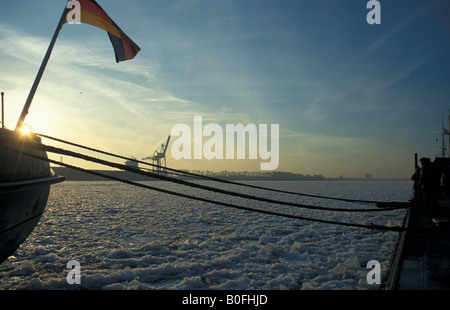 Drapeau allemand sur les brise-glace historique 'Stettin' à 'Neumuehlen Pier', la glace flottante sur l'Elbe à Hambourg, Allemagne Banque D'Images