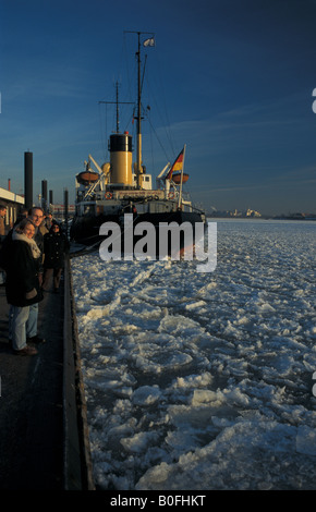 Neumuehlen', 'quai brise-glace historique' et 'Stettin de glace flottant sur l'Elbe à Hambourg, Allemagne Banque D'Images