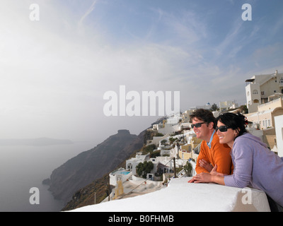 Couple à la recherche au niveau de la vue Banque D'Images