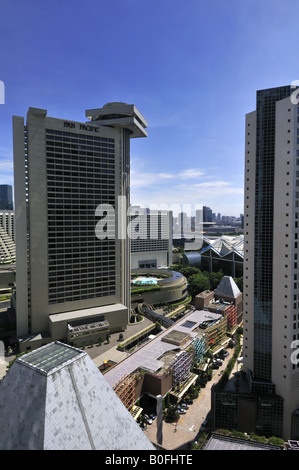 Conrad Centennial Pan Pacific hotels et vue aérienne de Millenia Walk Shopping Mall à Marina Bay, Singapour Banque D'Images