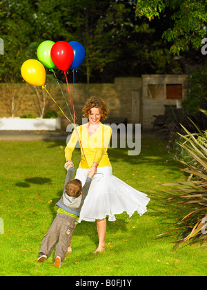 Mère et fils playing in garden Banque D'Images