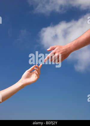 Deux mains, touchant presque chaque autre Banque D'Images