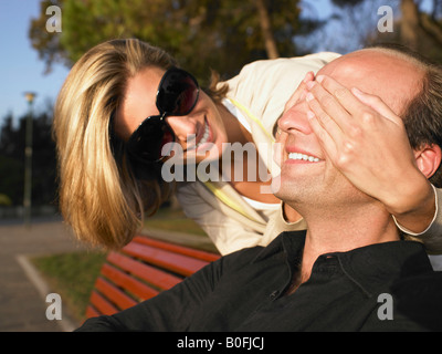 Couple smiling, outdoors Banque D'Images