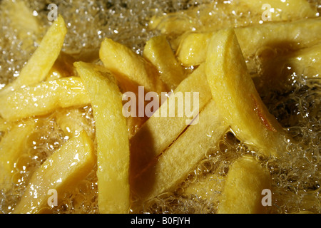 Frites chips dans l'huile de cuisson Banque D'Images