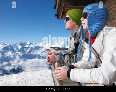 Couple admiring sur la montagne Banque D'Images