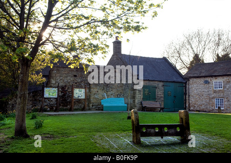 Eyam stocks et Old Market Hall dans le Derbyshire 'Grande-bretagne' Banque D'Images