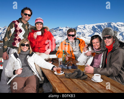 Groupe d'amis ayant verre sur terrasse Banque D'Images