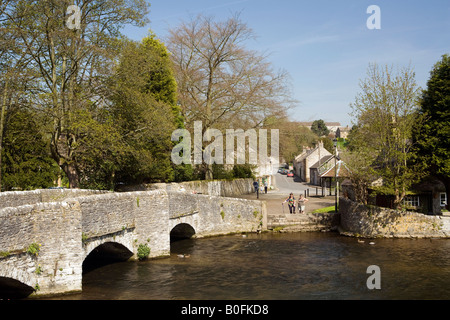 Royaume-uni Derbyshire Ashford dans l'eau voûtée médiévale sheepwash packhorse pont sur la rivière Wye Banque D'Images