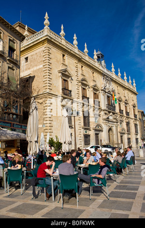 Café de la rue de la Plaza Nueva avec le 16ème siècle de la chancellerie Royale (Real Chancilleria), dans l'arrière-plan, le quartier de l'Albayzin Banque D'Images