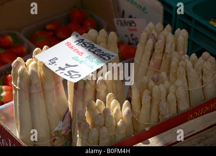 Les asperges en vente sur une boutique à Ribeauville Alsace France Banque D'Images