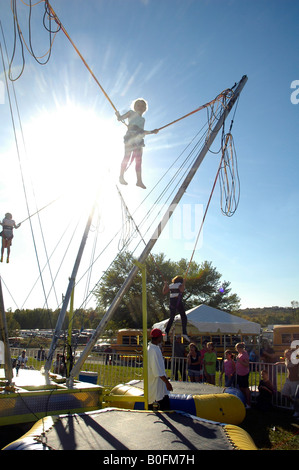 Durham Durham County Fair CT Fille de 7 ans sur le pouvoir sauter ride Banque D'Images