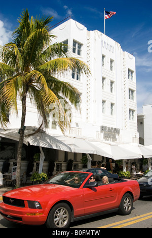 Croisière voiture Ocean Drive, Miami, Floride, USA Banque D'Images