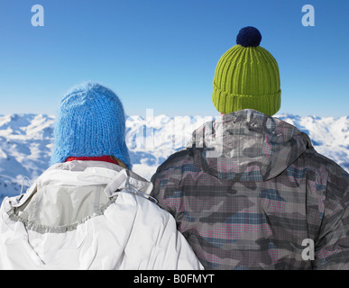 Couple admiring sur la montagne Banque D'Images