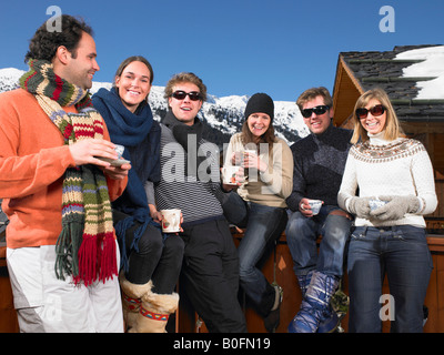 Groupe d'amis sur la terrasse de montagne Banque D'Images