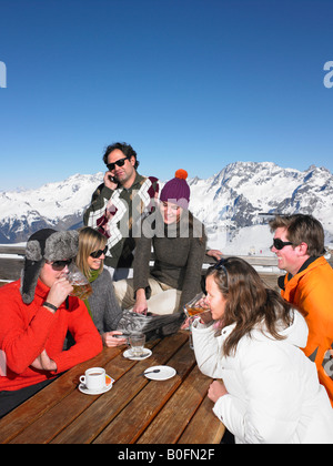 Groupe d'amis ayant verre sur terrasse Banque D'Images