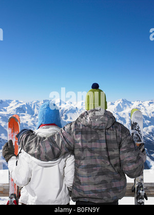 Couple admiring sur la montagne Banque D'Images