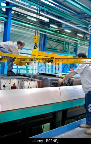 Paris FRANCE, SNCF usine DE MAINTENANCE ferroviaire TRAMWAY ALSTOM Inc (TYPE CITADIS 302) Industrie, ouvriers de la construction développement durable, industriel moderne Banque D'Images