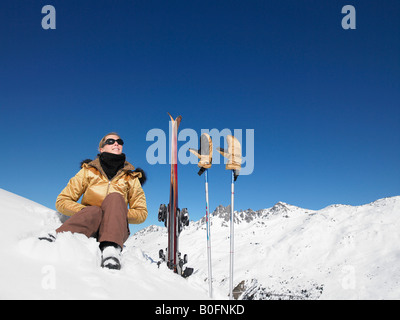 Jeune femme admirant skieur sur la montagne Banque D'Images