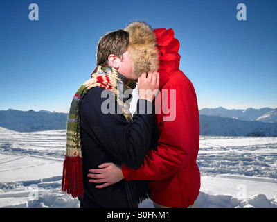 Man kissing woman on mountain top Banque D'Images