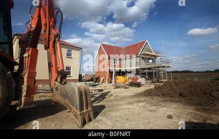 De nouvelles maisons SUR DES TERRES DE VERDURE Banque D'Images