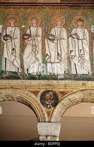 Mosaïque de procession de martyrs, Basilique Sant'Apollinare Nuovo, Ravenna, Italie Banque D'Images