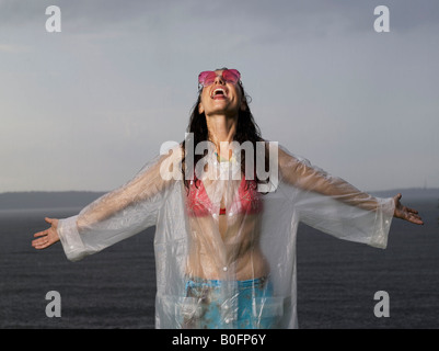 Femme debout dans la pluie Banque D'Images