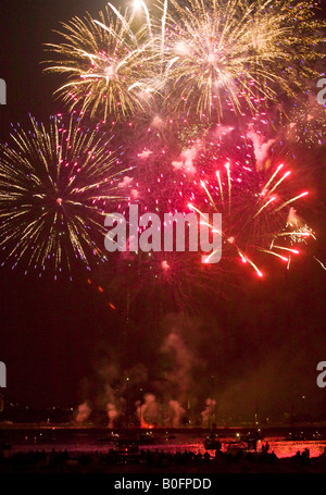 D'artifice annuel sur le lac face à Milwaukee, WI Banque D'Images