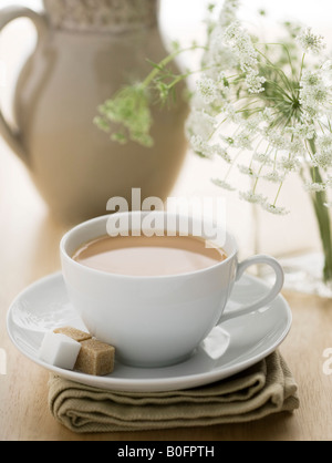 Tasse de café sur la table ensoleillée Banque D'Images
