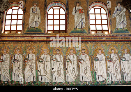 Mosaïque de procession de martyrs, Basilique Sant'Apollinare Nuovo, Ravenna, Italie Banque D'Images