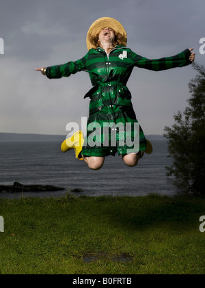 Femme sautant en l'air criant Banque D'Images